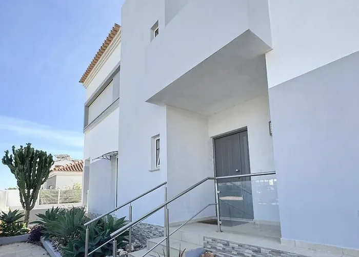 Oasis Park Modern In Villa