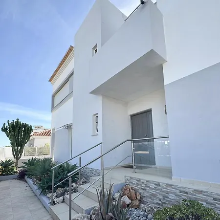 Oasis Park Modern In Villa